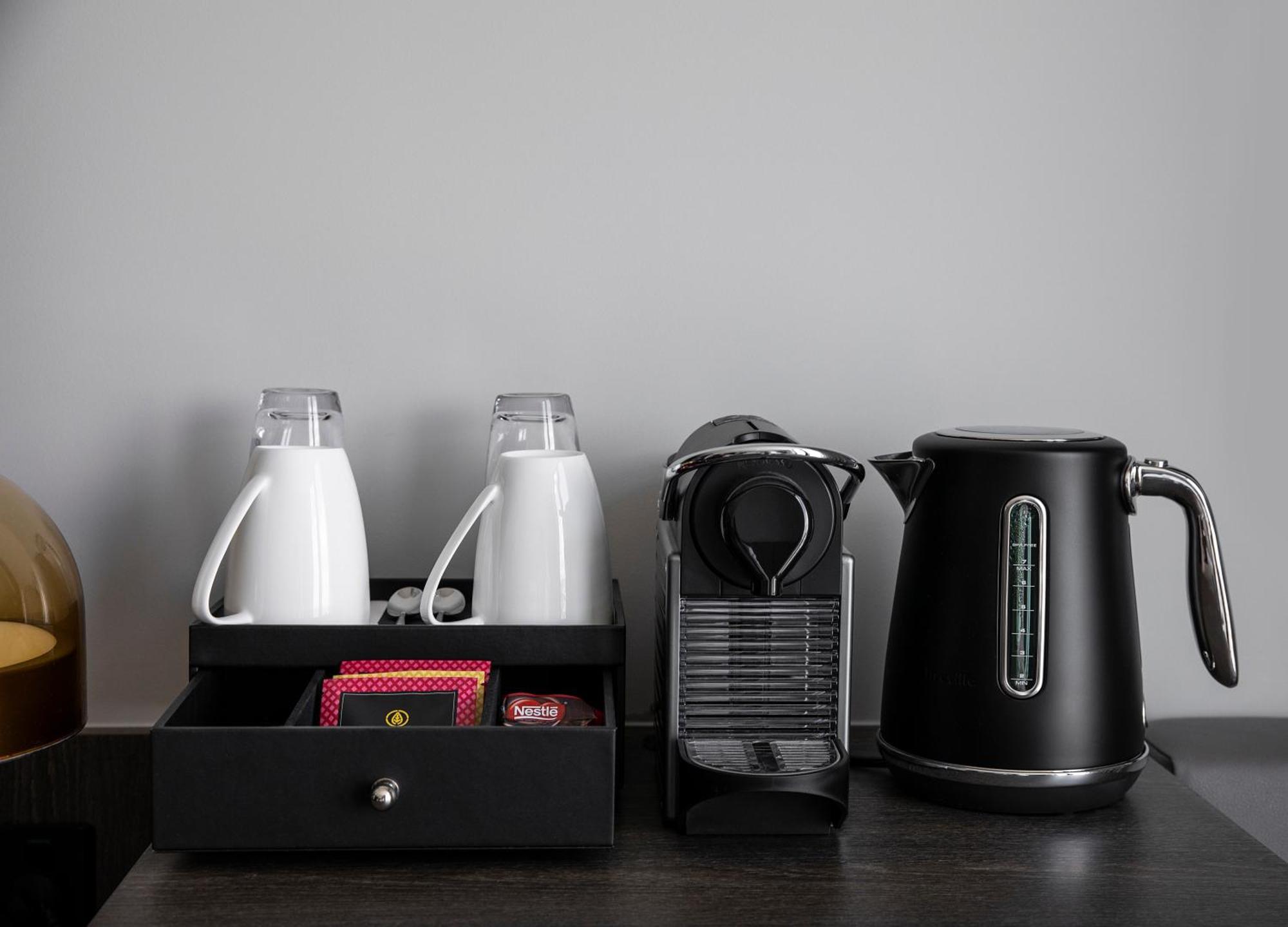 Aparthotel Oakwood Premier Melburne Exterior foto A Nespresso coffee machine in a hotel room